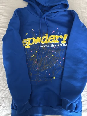 Säljer denna blåa spider hoodien  - Säljer en blå spider hoodie den passar inte mig därför säljer jag den den är i helt nytt skick 10/10 !