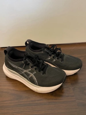Sneakers Asics - Snygga svarta Asics sneakers med vit tjock sula. Superhärliga att springa i. 🏃‍♀️‍➡️ Dessa är tyvärr fel storlek för mig men har köpt likadana i annan storlek. Underbara! Använda en gång. (Nypris över tusenlappen)