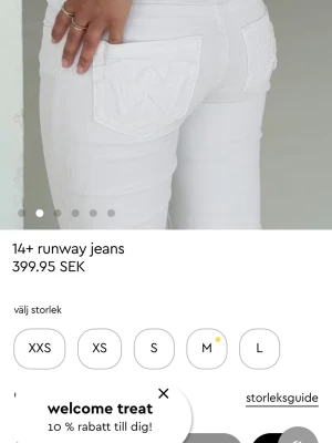 Vita bootcut jeans från 14+ - Helt nya med prislapp och kvitto fast bara att den har gått av och det är storlek xxs men de passar bara xs sjölv så har jag inte kunnat ha på mig xxs men ginas storlekar är jätte konstiga så igentligen är detta xs