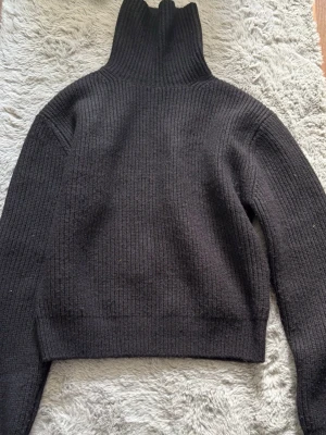 Svart ribbstickad polotröja🫶🏼 - Stickad tröja från H&M. Aldrig använd! ( Xs/Xxs )