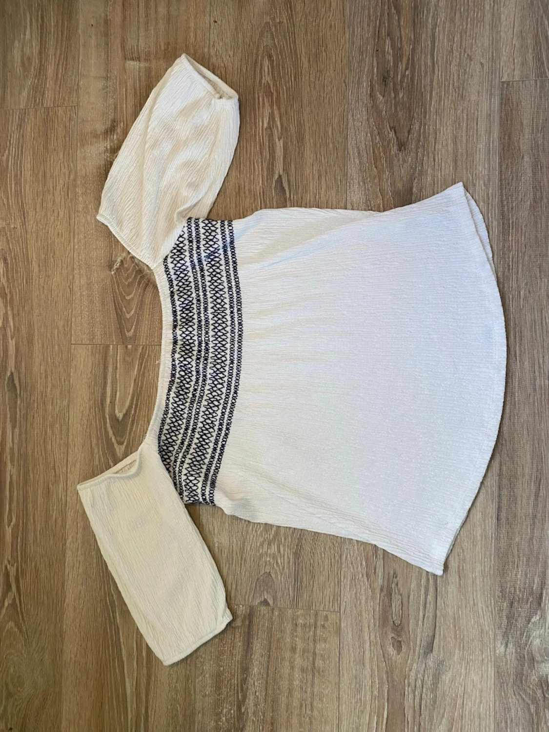 Vit offshoulder blus med brodyr