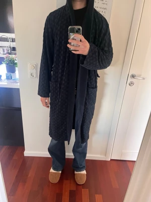 Hugo Boss morgonrock - Hugo Boss morgonrock skön som attans, storlek oklar, är 188cm. Spänngrejen runt midjan tyvärr borttappad..
