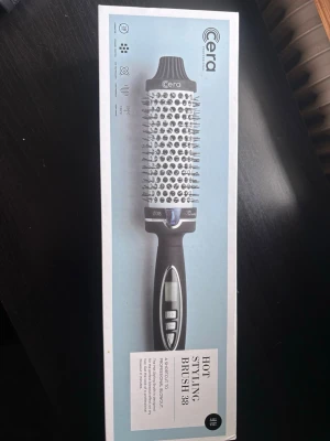 Cera Professional Hot Styling Brush 38mm - Säljer en Cera Professional Hot Styling Brush 38mm i mycket fint skick. Perfekt för att skapa volym, mjuka lockar och en salongsfinish hemma 🌸  ✔️ Keramisk & turmalinbelagd borste ✔️ Jonteknologi för mindre friss ✔️ Justerbar temperatur 130–230°C ✔️ Automatisk avstängning ✔️ 2,5 m roterande sladd Endast testad och rengörs såklart ännu en gång  innan den skickas! Passar både kort och långt hår. Enkel att använda för snabb styling.