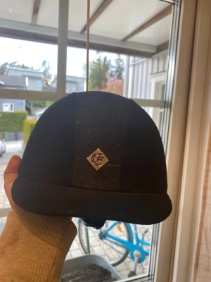 Svart ridhjälm  - Säljer en svart ridhjälm storlek 56. Den har blivit för liten. Pris diskuteras 