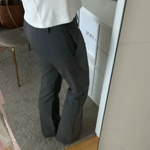 Kostymbyxor - Säljer dessa gråa kostymbyxor! De är uppsydda längst ner så tycker man att dom är för korta går det att sprätta! Skriv för frågor eller fler bilder❤️