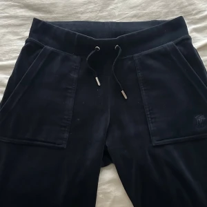 Juicy byxor - Säljer dessa mörkblå juicy byxor som tyvärr inte passar längre! Skriv för frågor eller flera bilder!