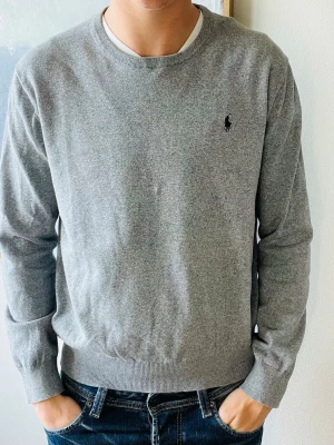 Ralph Lauren tröja  - Snygg Ralph lauren tröja i Pima cotton! Modellen på bilden är 190 och väger 85! Vid köp av flera erbjuder jag rabatt😊