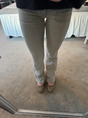 Grå bootcut jeans - Säljer ett par grå bootxut jeans med bootcut och snygga fickor på sidan. Snygg passform och är tillverkade i ett mjukt bomullsmaterial. Perfekta för en chill och trendig look.
