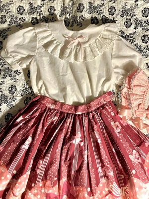 Blus - Säljer då jag inte gillade modellen så mycket. Finns fläckar där fram men har man den under till exempel en JSK så syns de inte. Har bytt ut rosetten där fram. Headpiecen är också till salu 💕