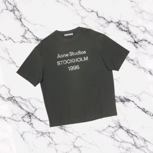 Svart Acne Studios T-Shirt - Svart t-shirt från Acne Studios i helt nytt skick. Perfekt till våren/sommaren. Fler bilder kan skickas om det skulle begäras. Pris kan alltid diskuteras 😁