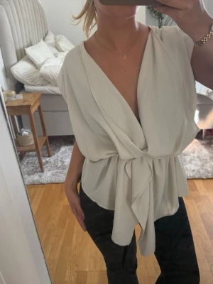 Zara topp - En fin topp från Zara som går att knyta lite efter hur man vill att den ska sitta 🩷