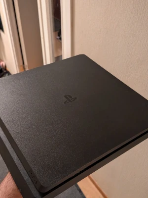 PlayStation 4 Slim svart  - Hej! Jag säljer en Playstation4 Slim den fungerar hur bra som helst går o spela och använda som vanligt. Riktiga PRISET kostar 2799 en helt ny 