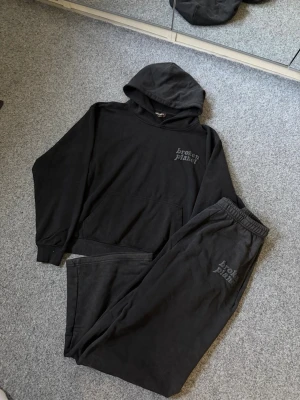 Broken Planet black baggy tracksuit - Size M, fits 100% true to size. Just like new, never worn. Feel free to ask questions. Yes we ship to sweden and other countries too.