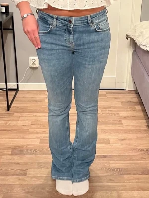 Blå Zara jeans - Superfina aldrig använda ljusblå jeans från Zara! Bootcut modell och lågmidjade 🫶💞