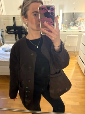 Brun pufferjacka från OBJECT - Säljer en ny sprillans ny pufferjacka från object, med prislapp kvar. Säljer pågrund av att den är något stor för mig.  storlek 36 och den är något större i storleken. Nypris 800 säljer för  550🥰