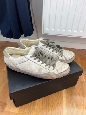 Vita sneakers från Crime London - Hej! Säljer mina fina Crime London skor som jag varit med om mycket. De är väldigt slitna vilket gör att jag säljer de för ett bra pris. Storlek 42-43. Hör av er vid frågor eller funderingar 