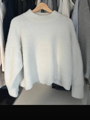 Tröja - Jättemysig tröja från H&M. Den har en tråd lös som man kan se på sista bilden men går säkert att peta in. Passar S-L. Smått ljusblå/vit