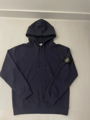 Stone Island hoodie  - Mått:  Bredd: 43 cm  Längd: 63 cm  Ärmlängd: 57 cm