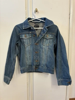 Jeansjacka  - Superfin, aldrig använd. Storlek 152 men passar som xs. Kolla gärna mina andra plagg 💌