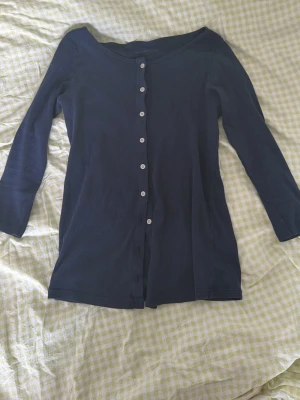 Brandy Melville långärmad tröja med knappar - Marinblå långärmad tröja ifrån brandymelville, passar så fint med jeansshorts, super fin som en kofta också. Har två så säljer därav ❤️