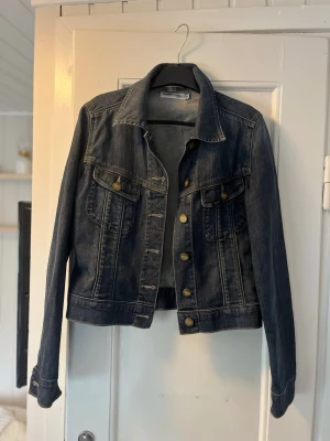 Lee jeansjacka - Lee jeansjacka💙 jättesnygg! Tyvärr för liten för mig. Mycket bra skick, passar för de med storlek s/m🥰