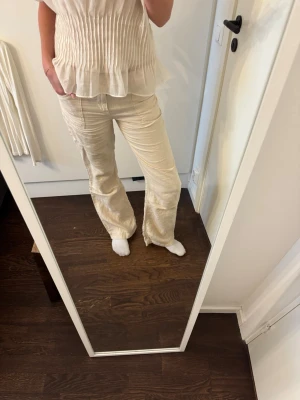 Lowwaist linnebyxor - Säljer mina lowwaist beigea linnebyxor. Passar mig toppen i längden som är 177cm. Superfina till en gullig topp. Köpta för 400kr, säljer för 190kr💛 