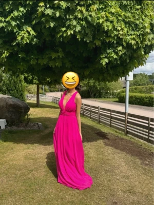 Klänning bröllop/balen  - Jättefin rosa klänning som man kan ha till bröllop,balen eller annat. Klännigen är i topp skick, inga skador eller fläckar såklart! 
