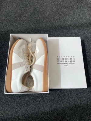 Maison margiela gats - Säljer ett par vit/beige Maison margiela gats med stilrena detaljer! Köpte för 4000 här på plick för 2 veckor sedan säljer nu för 2499! Ställ frågor tveka inte, pris är inte hugget i sten det kan diskuteras! Tar emot byten i storlek 45/46! 