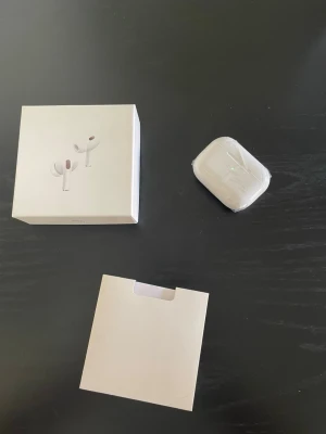 Apple AirPods Pro - Säljer ett par vita Apple AirPods Pro med trådlöst laddningsetui. Snygg och kompakt design med silikonproppar för bra passform. Levereras i originalförpackning. Perfekta för musik, samtal och träning.