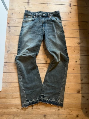 Flared Jeans Zara - Flared jeans från Zara i nyskick, använda fåtal gånger. Storlek 38W, S.