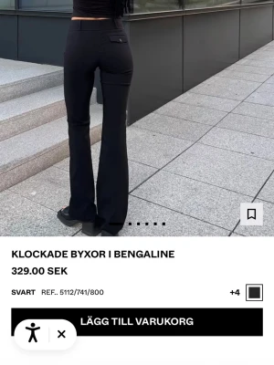 Svarta klockade leggings i bengaline - Säljer ett par svarta leggings med klockad passform i stretchigt bengaline-material. Byxorna har hög midja och en ficka bak. Perfekta för dig som gillar en trendig och bekväm stil. Säljer dessa då jag köpt fel storlek och glömt lämna tillbaka i tid.