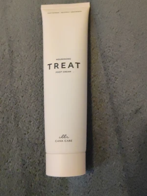 Treat Foot Cream från Cana Care - Nourishing Treat Foot Cream från Cana Care i en stilren vit tub. Krämen är framtagen för att vårda och mjukgöra fötterna. Enkel att använda och perfekt att ha i väskan eller på nattduksbordet.