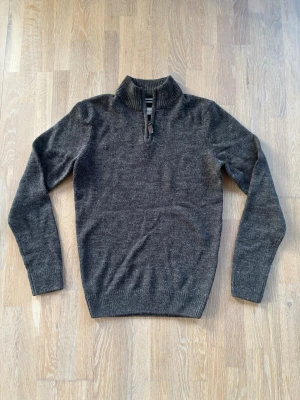 Mörk grå/brun zip tröja pier one - En riktigt snygg zip tröja från pier one i storlek S, använd och tvättad 1 gång. Måtten: längd 64cm, bredd 43cm. Hör gärna av dig vid funderingar!