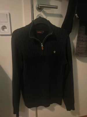 Morris half zip - Säljer en riktigt snygg Morris tröja som har en halfzip och är i väldigt bra skick! Skriv om du är intresserad och pris kan diskuteras vid snabb affär!
