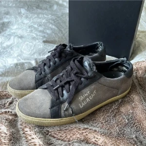 YSL skor  - SAINT LAURENT SKOR i använt skick. Sällsynt modell men riktigt snygga enligt mig och många. Storlek 42 1/2 men passar också 42 och 43. Nästan inga defekter förutom ett litet hål i sulan på vänster sko som är limmat. Pris är diskuterbart