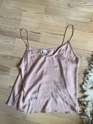Ljusrosa linnetopp med tunna band - Säljer en ljusrosa-lila linnetopp från Gina Tricot med tunna axelband och avslappnad passform. Den är mer färgstark i verkligheten. 🌸Det står storlek M men skulle verkligen säga att det är xs-s Erbjuder rabatt vid köp av flera plagg.