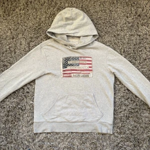 Denim and supply hoodie - Säljer denna riktigt feta RL denim Supply USA hoodien!⭐️Storlek = S!🤝Skick = 9/10!🙌Hör gärna av er om ni har funderingar!👍