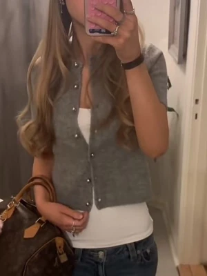 Grå kortärmad kofta med pärlknappar - Söt grå kofta med korta ärmar och pärlknappar framtill. Koftan har en rak passform och är perfekt att bära över ett linne eller t-shirt. 158/164, passar xs💛💛