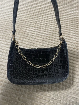 Svart väska  - En fin svart väska med en kedja 