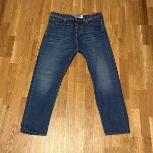 Jacob cohen harrison jeans - Snygga och stilrena jeans från Jacob Cohën. Dem är slim straight fit i modellen Harrison. Dem är nästintill oanvända (9.5/10). Certilogo finns för att legit checka dem