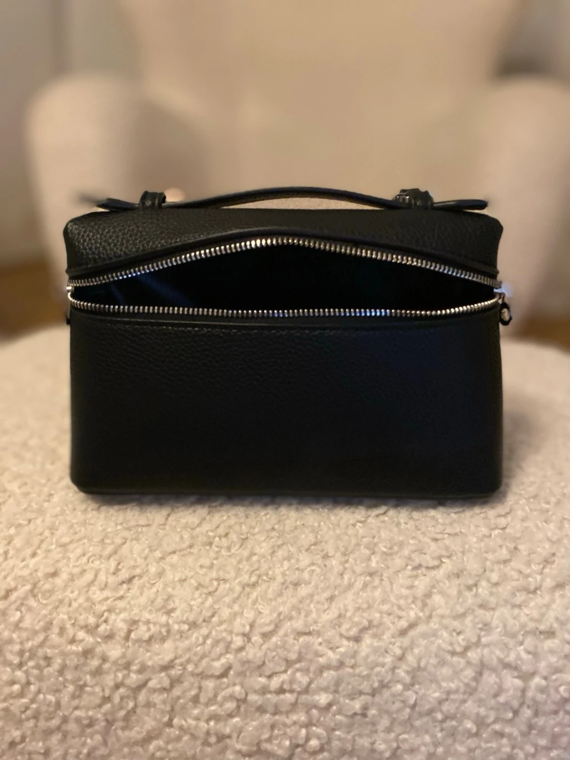 Svart handväska med silverdetaljer - 2