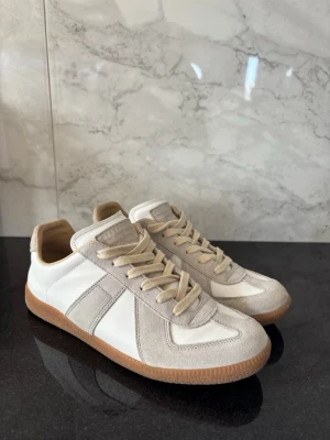 Masion margiela gats - Ett par riktigt snygga masion margiellas i färgen beige vilket passar nu perfekt till sommaren. Storlek:41 Skick:9/10 Ingen box eller dustbag tillkommer 🙅‍♂️