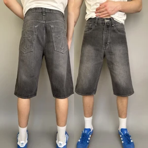 Avirex Grey Wash Denim Shorts Cross Pocket Design W30 - Avirex Grey Wash Denim Shorts Cross Pocket Design W30  Details 👇 Item colour – Grey Wash Size – W30 Condition – Used Good Retail Price – €80+  Measurements 👇 Waist – 38 cm Rise – 30 cm Inseam – 37 cm Outseam – 66 cm Leg Opening – 26 cm  Item Major Faults / Flaws • Light fading from wash  SKU – 338  