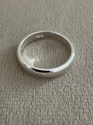 Handgjord Silver 925 Sterling Ring - Minimalist, Smooth - Handgjord Silver 925 Sterling Ring - Minimalist, Smooth   - Material: Äkta Sterling Silver (925-silverstämpel)   - Design: Handgjord, Minimalist, Smooth - Passar: Kvinna – bekväm passform   - Storlek: Innerdiameter på 17,3 mm, 54-55 mm omkrets -  US 7 - Skick: Helt ny    💫 Se övriga annonser för fler silverringar. Mängdrabatt tillämpas 💫