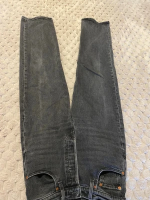 Svarta raka jeans från Levi's - Säljer ett par svarta raka jeans från Levi's med klassisk femficksdesign och läderpatch bak. Storlek 27. Passar mig i längden som är 162cm. Använda men syns inte. Säljer för 399kr. 