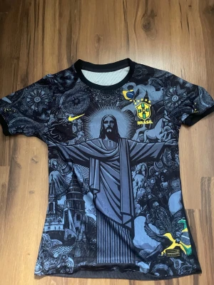 Nike Brazil fotbollströja - Snygg svart fotbollströja från Nike med Brasil-logga och gult Nike-märke. .