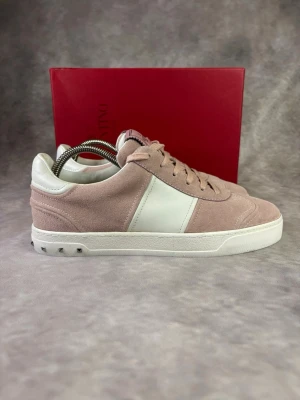 Rosa Valentino Flycrew Skor - Stl 40 - Fina Valentino skor i rosa, perfekt till våren och sommaren! 🌷🏖️ | Nytt skick: 9,7/10, alla nitar kvar | Storlek: 40 | Ingår: endast skorna | Nypris: Ca 5000kr | Självklart äkta.  Hör av dig vid frågor // Galgen 🫡