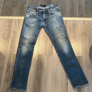 Replay Jeans Anbass Faded - Tjena säljer dessa tvär snygga och riktigt feta replay jeansen i storleken W32 L32. Jeansen har en tvär snygg fade och design. Skriv gärna vid intresse!  🧼 Kommer från ett rökfritt hem 📦 Fraktar inom 24h 🤝 Pris kan diskuteras 