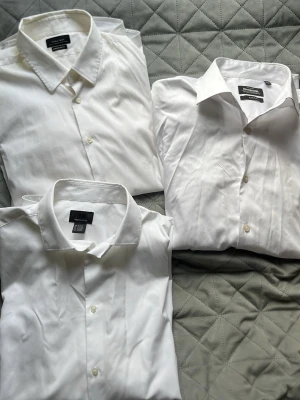3 vita skjortor  - 3 skjortor alla 100kr styck                            HM storlek M Dressman storlek M slim fit ZARA superslim fit XL