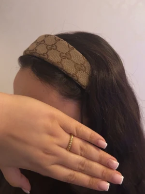 Hår accessoar - det breda på bild nr 2. Kommer med dustbag och box. 